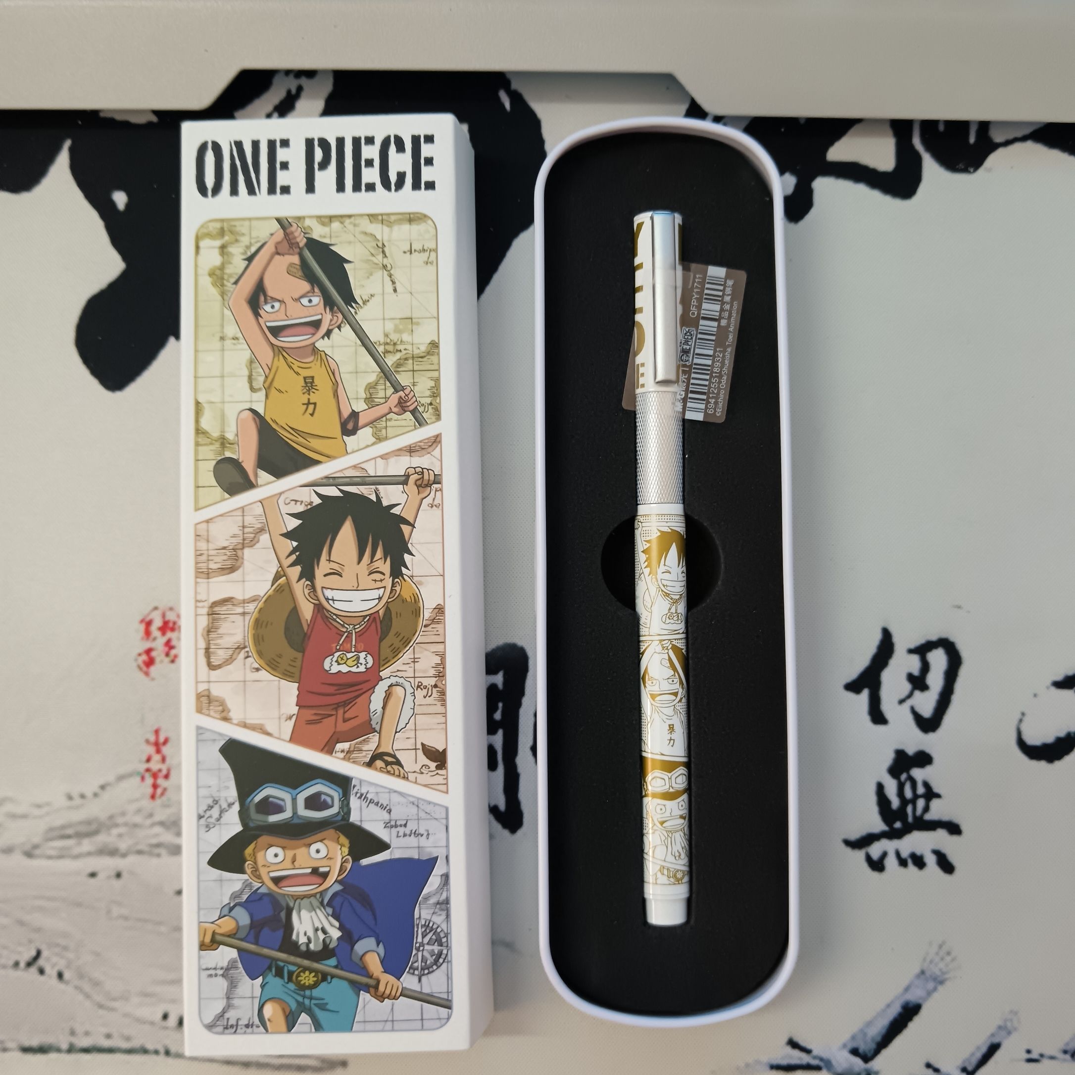 قطعة واحدة القرد D لوفي أنيمي  - مراجعة Anime Merchandise Box Set وسعره