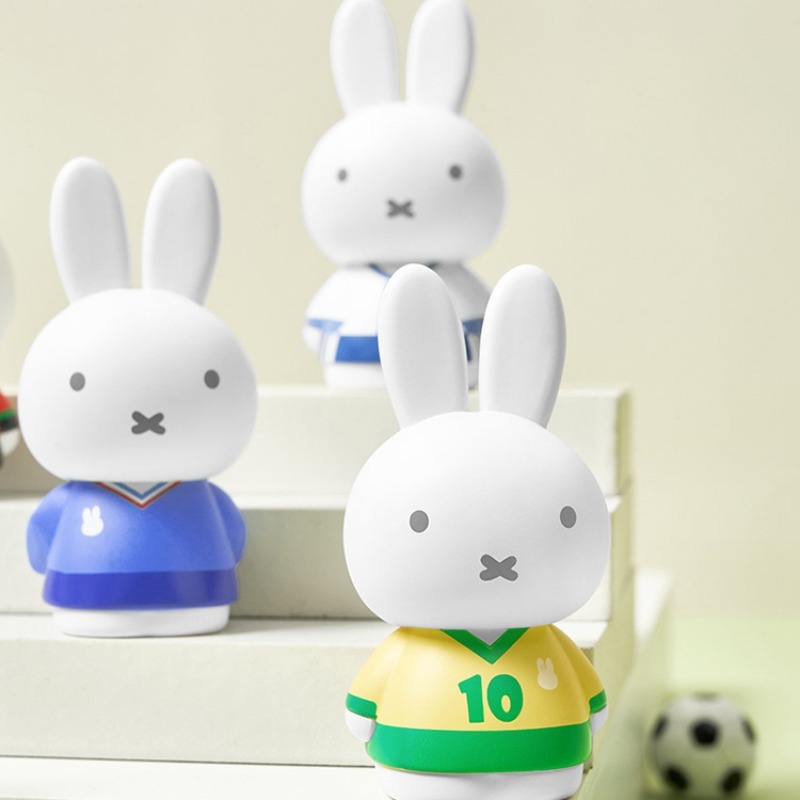 مجموعة ميفي الرياضية الأصلية:  - مراجعة Anime Merchandise Box Set وسعره